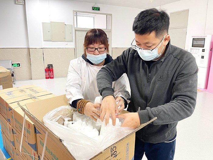 工作人员发放防疫物资2.jpg
