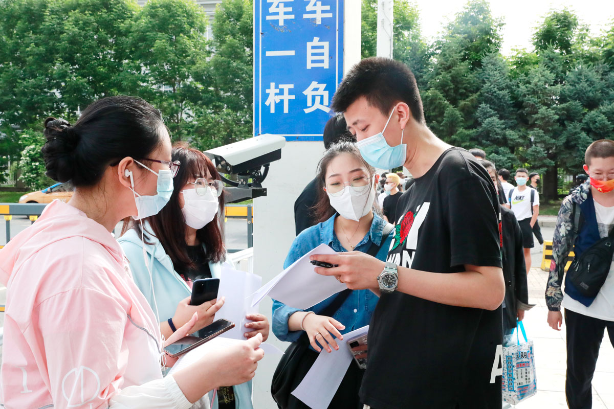 辅导员给学生讲解行李打包注意事项.JPG 辅导员给学生讲解行李打包注意事项.JPG