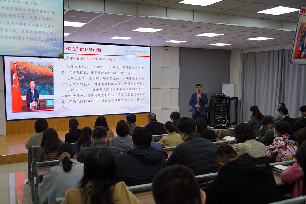 2勾波老师讲党课.JPG 2勾波老师讲党课.JPG