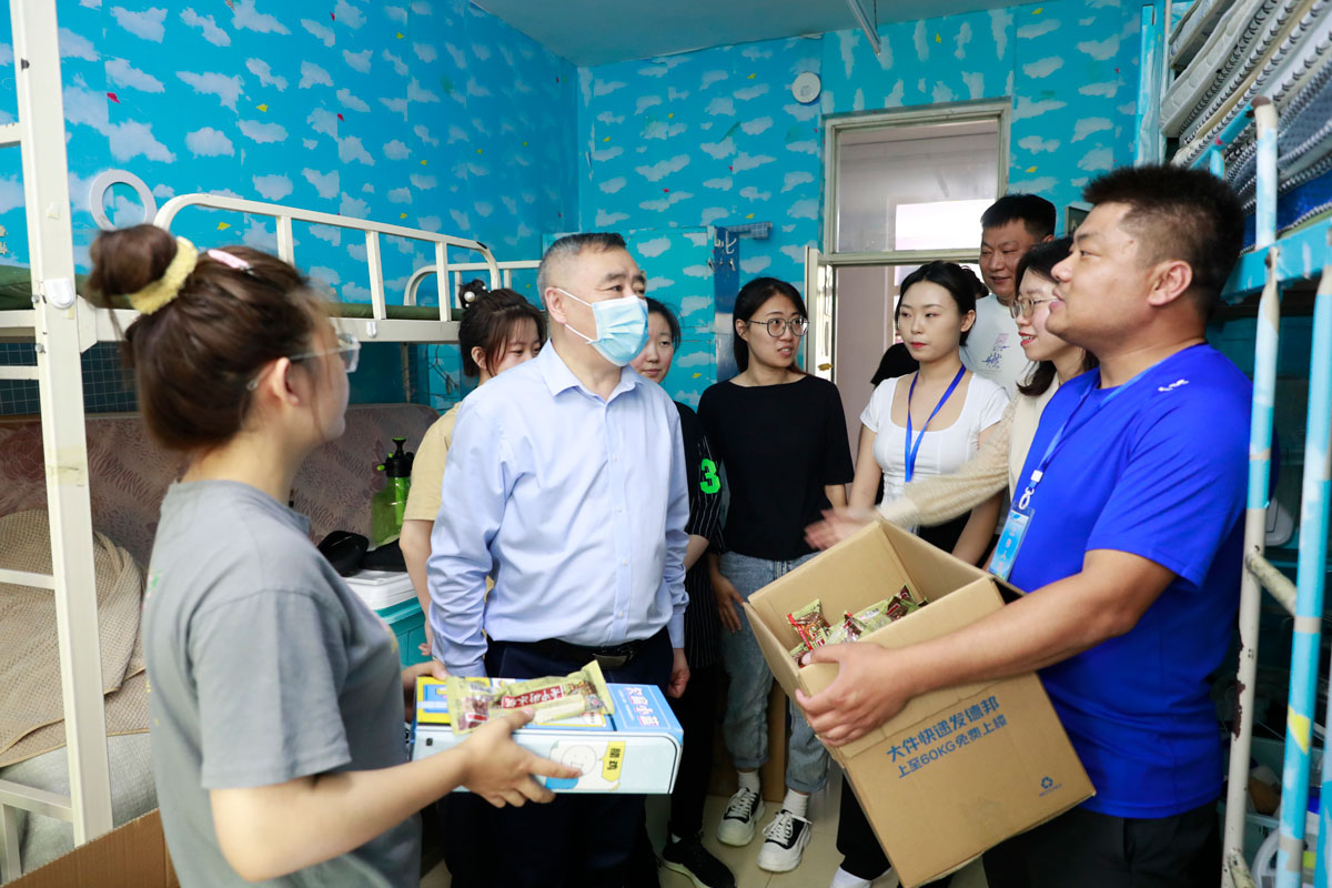 41焦光纯院长到学生公寓看望返校志愿者.jpg 41焦光纯院长到学生公寓看望返校志愿者.jpg