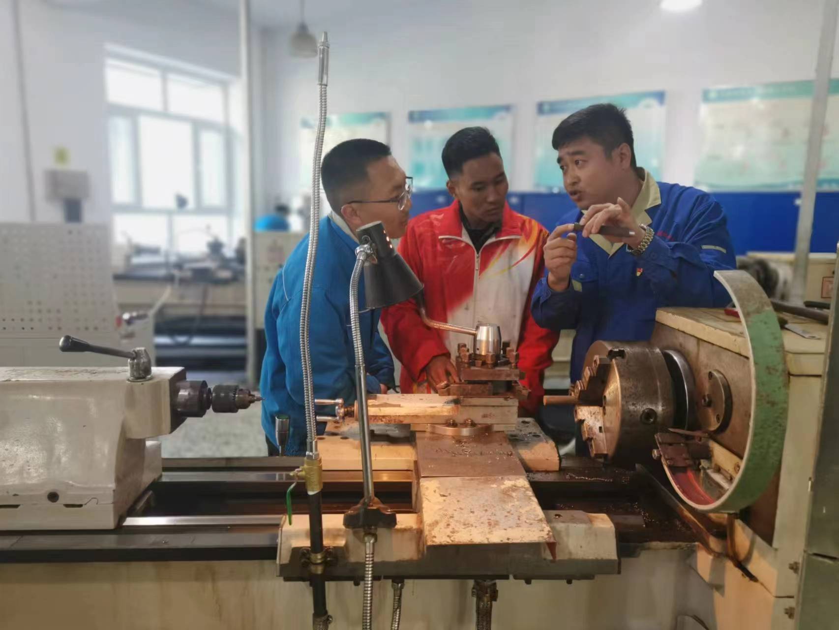 刘永坤老师指导教学图1.jpg 刘永坤老师指导教学图1.jpg