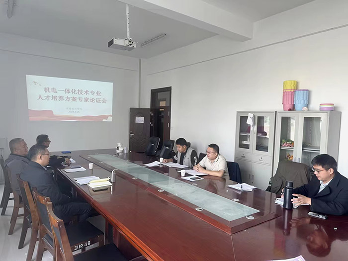 2刘佳坤老师指导机电一体化课程建设.jpg 2刘佳坤老师指导机电一体化课程建设.jpg