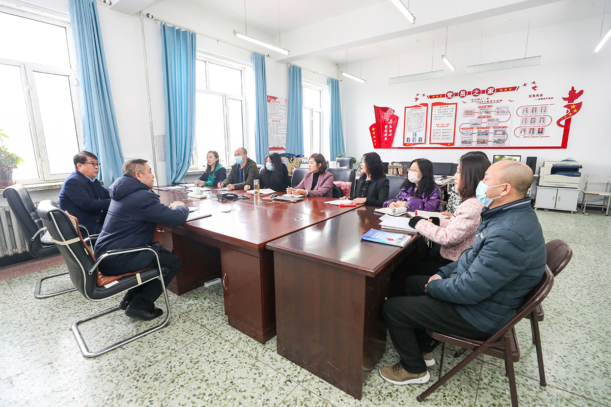 学院领导与思政课教师交流1.jpg 学院领导与思政课教师交流1.jpg