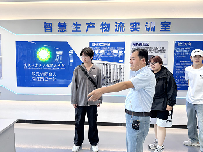市场营销专业梅鹏老师向新生作专业导论.jpg