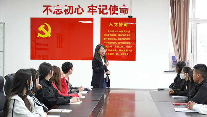 李玥老师在思政实践课中讲党旗、党徽.JPG
