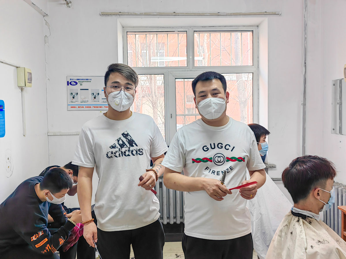 “托尼”老师是我院2021级专项扩招学生，积极响应学院号召为同学们提供理发服务.jpg