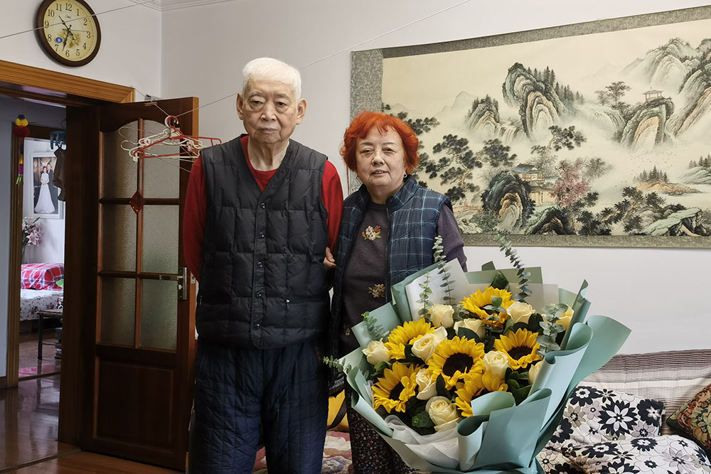 王心一老师(左)及其爱人.jpg 王心一老师(左)及其爱人.jpg