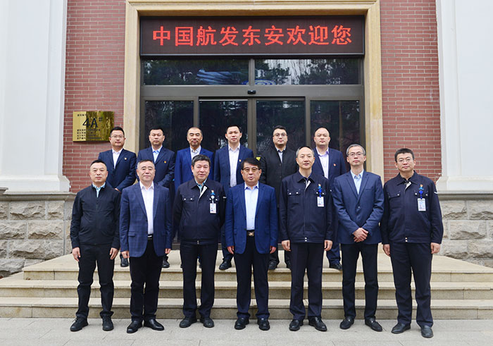 校企双方合影.jpg 校企双方合影.jpg