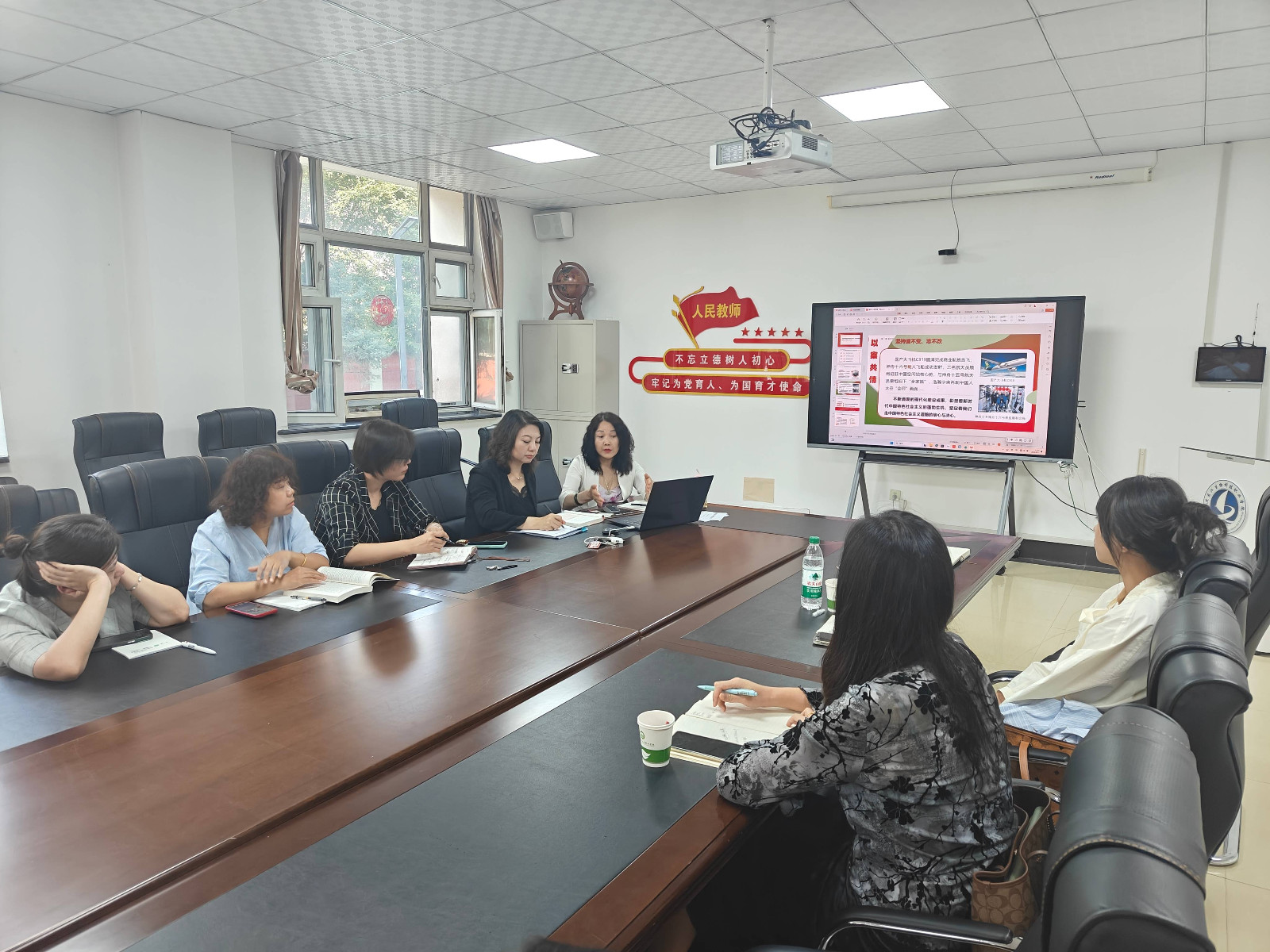 集体备课会现场.jpg 集体备课会现场.jpg
