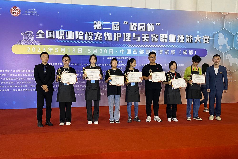 动物医学专业20-821班赵洪博(左二)领取特等奖证书.jpg 动物医学专业20-821班赵洪博(左二)领取特等奖证书.jpg