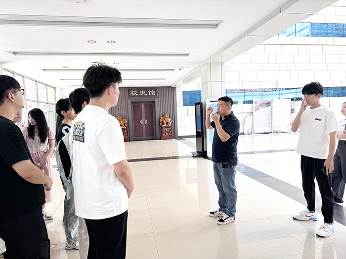 物流专业教研室带头人李鹏老师向新生介绍图书馆.jpg