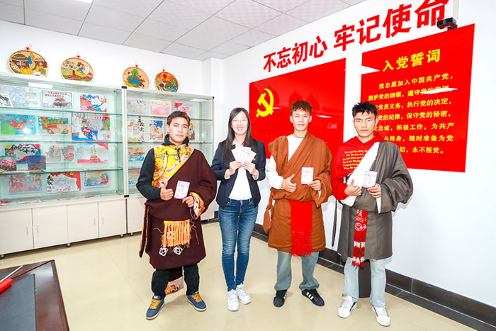 刘欢老师与少数民族学生填写连心卡并合影留念.jpg