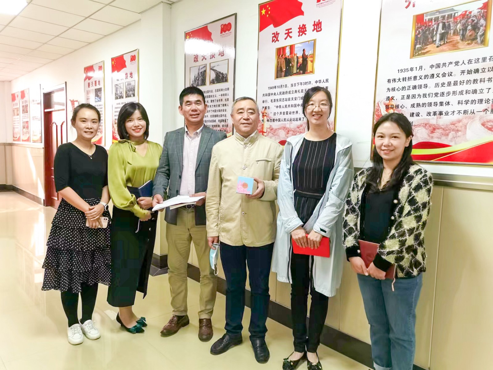2焦院长与教师合影.jpg