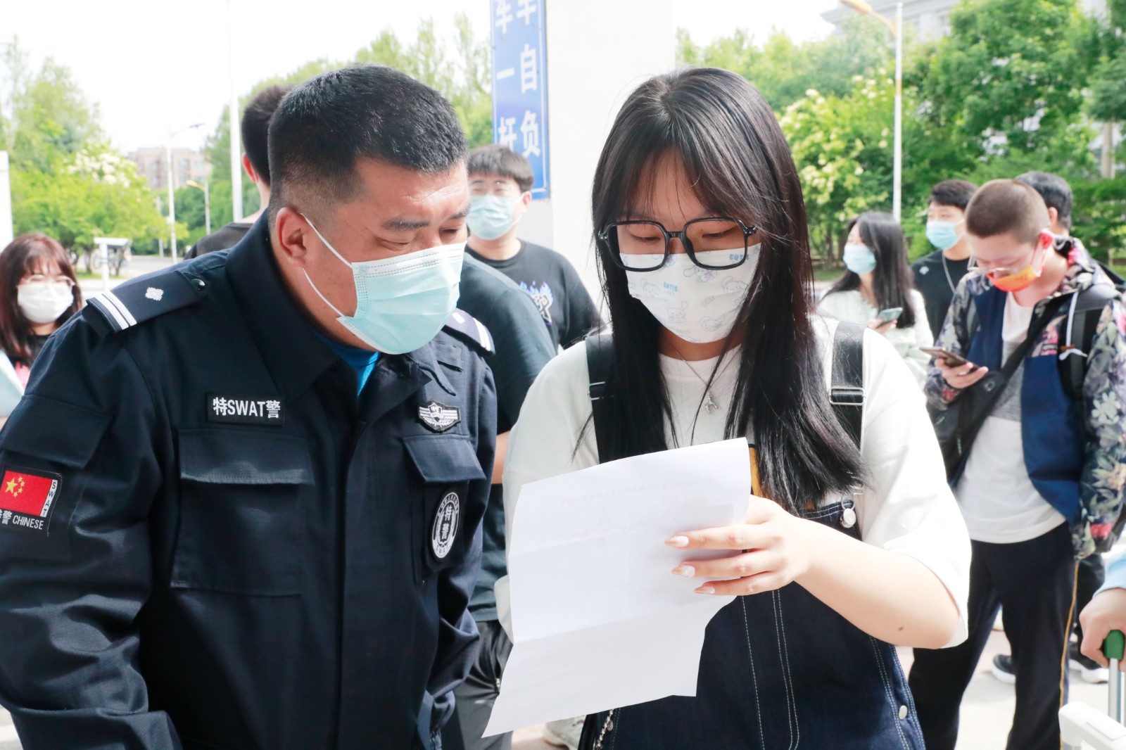 1保卫处工作人员在校门口核验入校学生志愿者信息.JPG 1保卫处工作人员在校门口核验入校学生志愿者信息.JPG