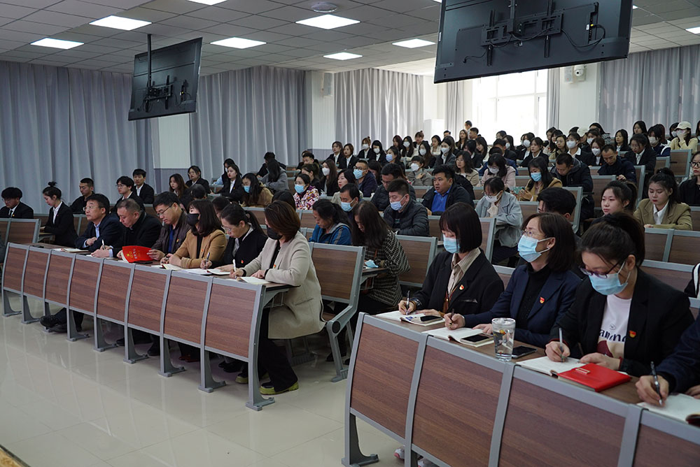 4认真聆听党课.JPG 4认真聆听党课.JPG