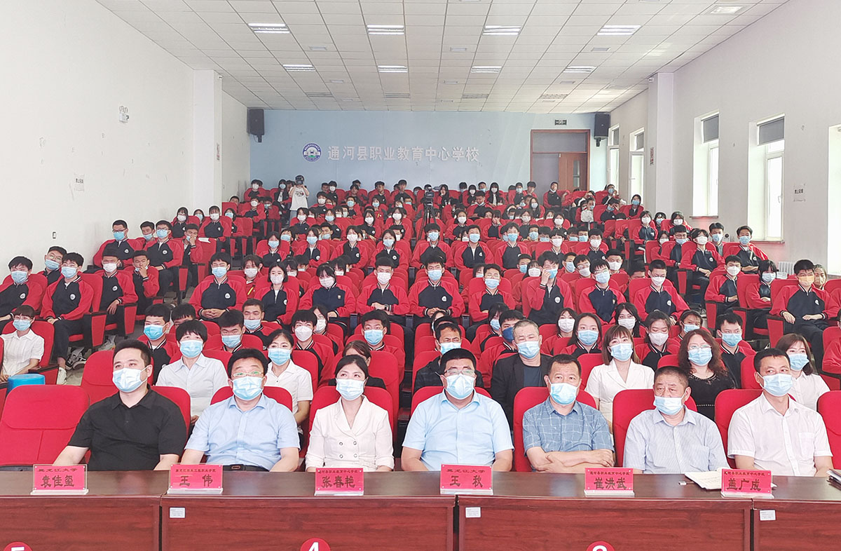 2师生认真聆听省十三次党代会精神宣讲.jpg 2师生认真聆听省十三次党代会精神宣讲.jpg