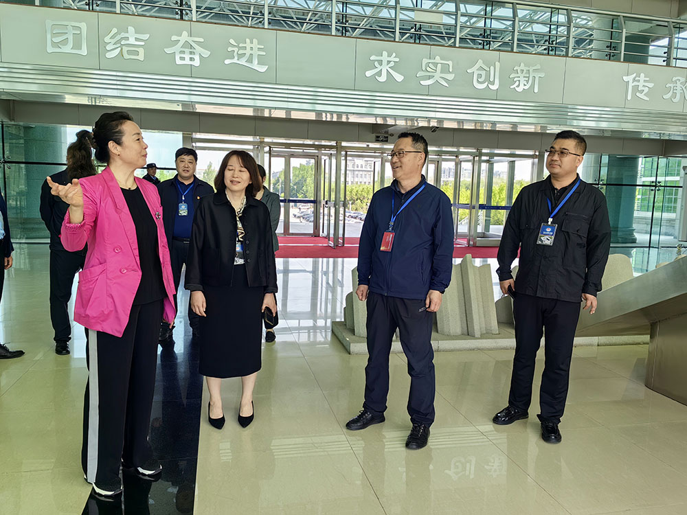 与黑龙江建筑职业技术学院王力院长交流.jpg 与黑龙江建筑职业技术学院王力院长交流.jpg