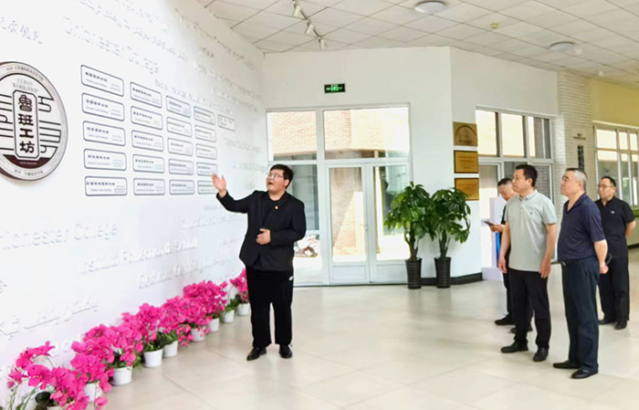 3.焦院长参观听取鲁班工坊项目.jpg 3.焦院长参观听取鲁班工坊项目.jpg