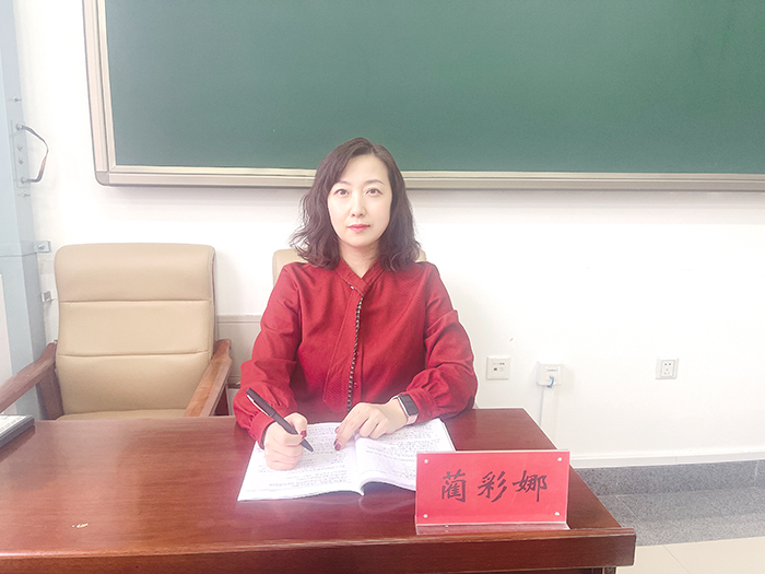 蔺彩娜老师在备课中.jpg