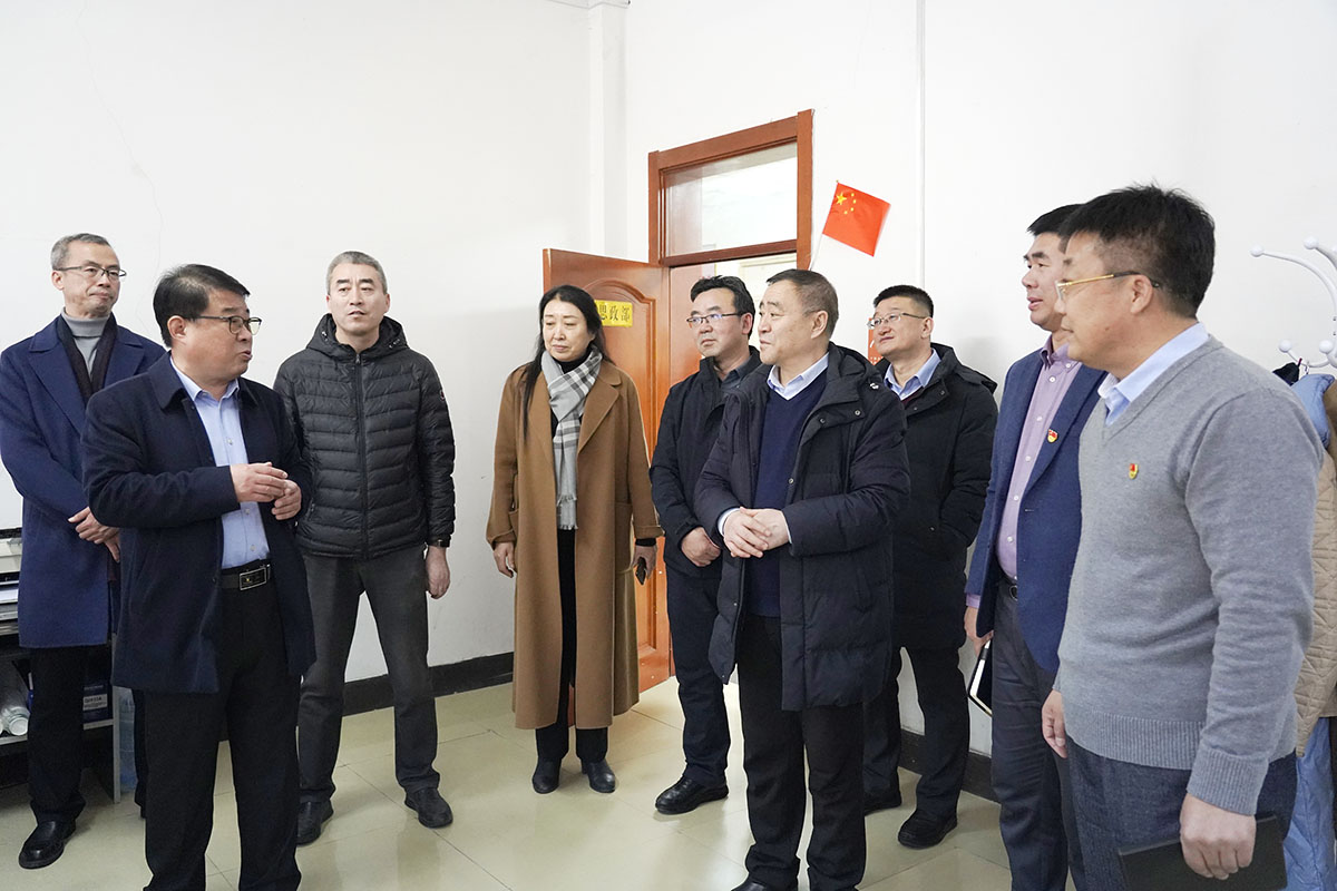 学院领导与思政课教师交流.jpg 学院领导与思政课教师交流.jpg