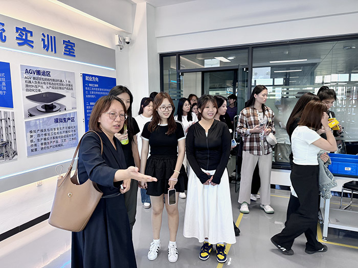 会计专业教研室带头人张雨迪老师向新生介绍实训室.jpg