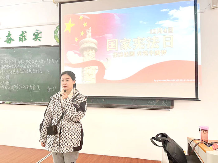 王迎迎老师进行“国家宪法日”同上一堂思政课讲授活动.jpg