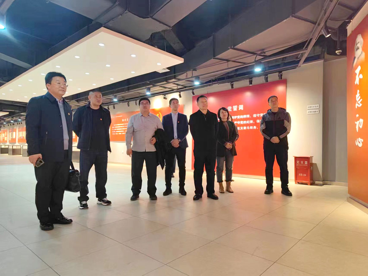 7参观黑龙江大学“马克思主义在中国、在黑龙江早期传播”展.jpg 7参观黑龙江大学“马克思主义在中国、在黑龙江早期传播”展.jpg