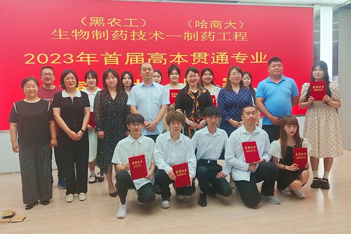 获奖学生与评委老师合影.jpg 获奖学生与评委老师合影.jpg