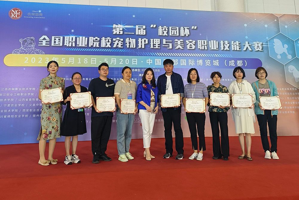 王龙老师(右五领取特等奖优秀指导教师奖.jpg 王龙老师(右五领取特等奖优秀指导教师奖.jpg