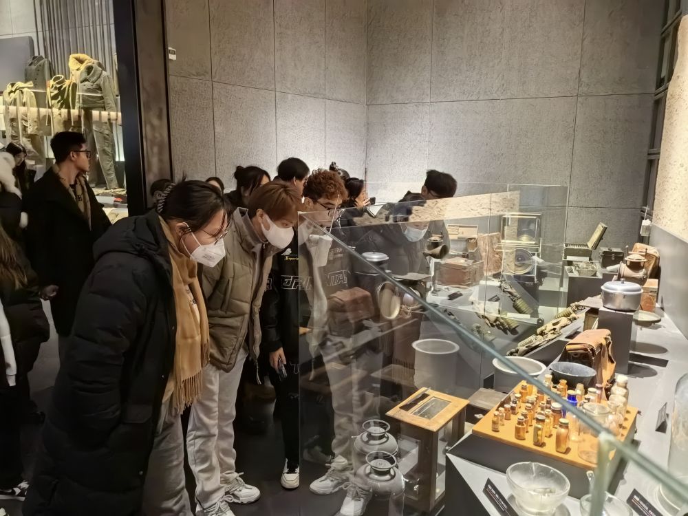 6学生参观基地.jpg 6学生参观基地.jpg