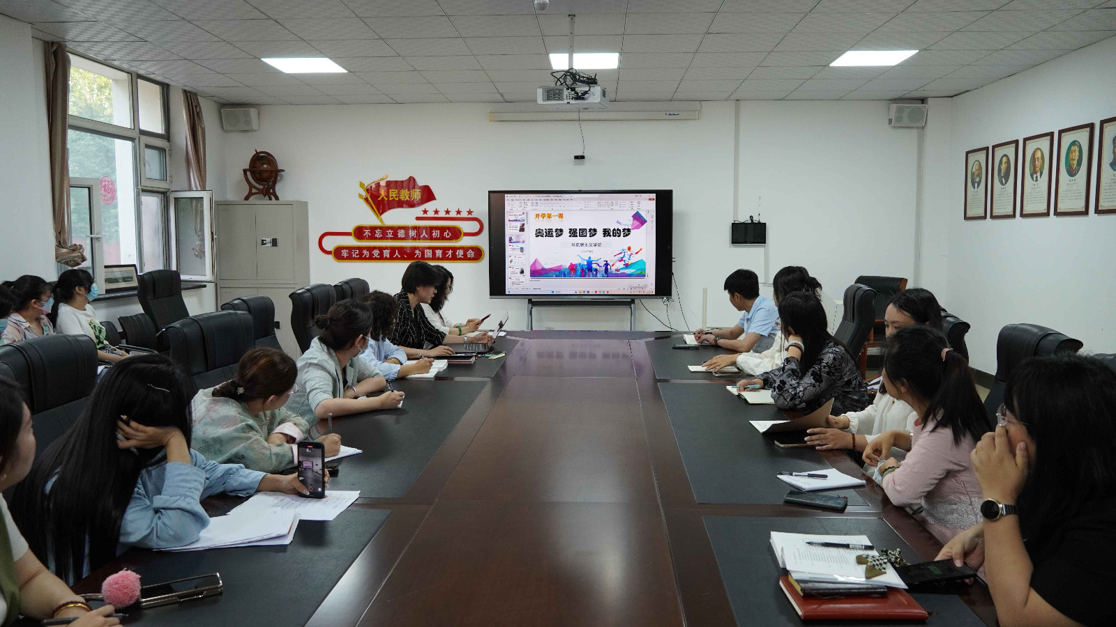 集体备课会现场1.jpg 集体备课会现场1.jpg