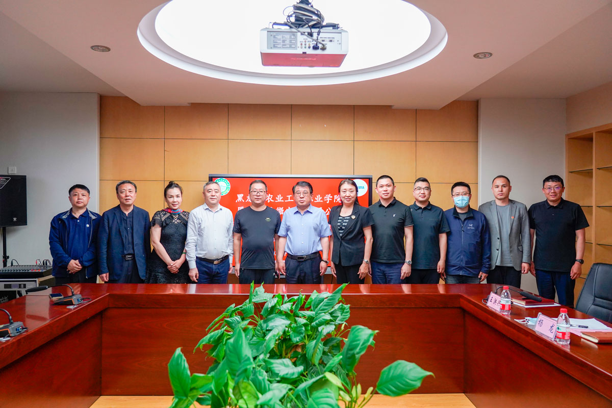 2参会人员合影1.jpg 2参会人员合影1.jpg