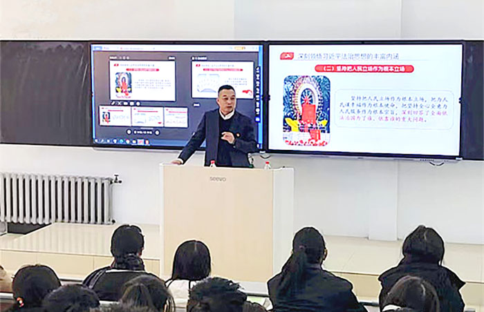 副院长王新年为学生讲思政课.jpg 副院长王新年为学生讲思政课.jpg