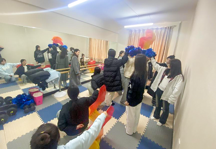 经济管理学院辅导员刘禹彤老师带学生在团体活动是进行舞蹈排练3.png 经济管理学院辅导员刘禹彤老师带学生在团体活动是进行舞蹈排练3.png