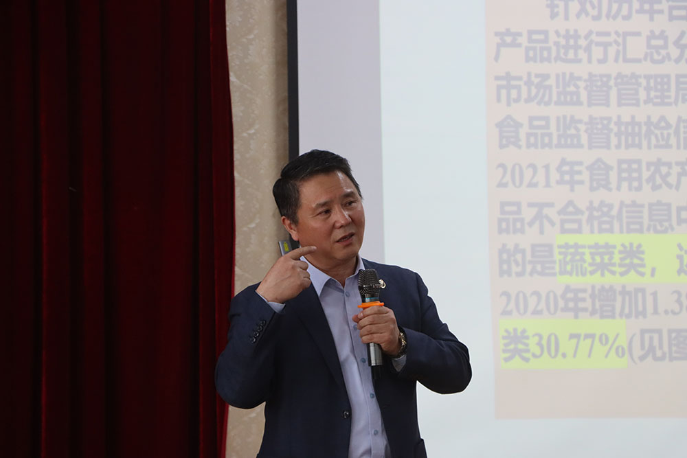 2张洪祥研究员为师生进行专题讲座.jpg 2张洪祥研究员为师生进行专题讲座.jpg
