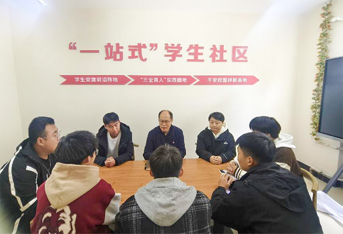 农学院党总支副书记李培旭与社区学生代表座谈2.png 农学院党总支副书记李培旭与社区学生代表座谈2.png
