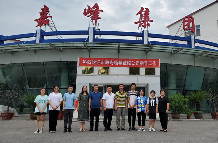 与哈尔滨市龙生北药生物工程股份有限公司领导、实习生合影.jpg