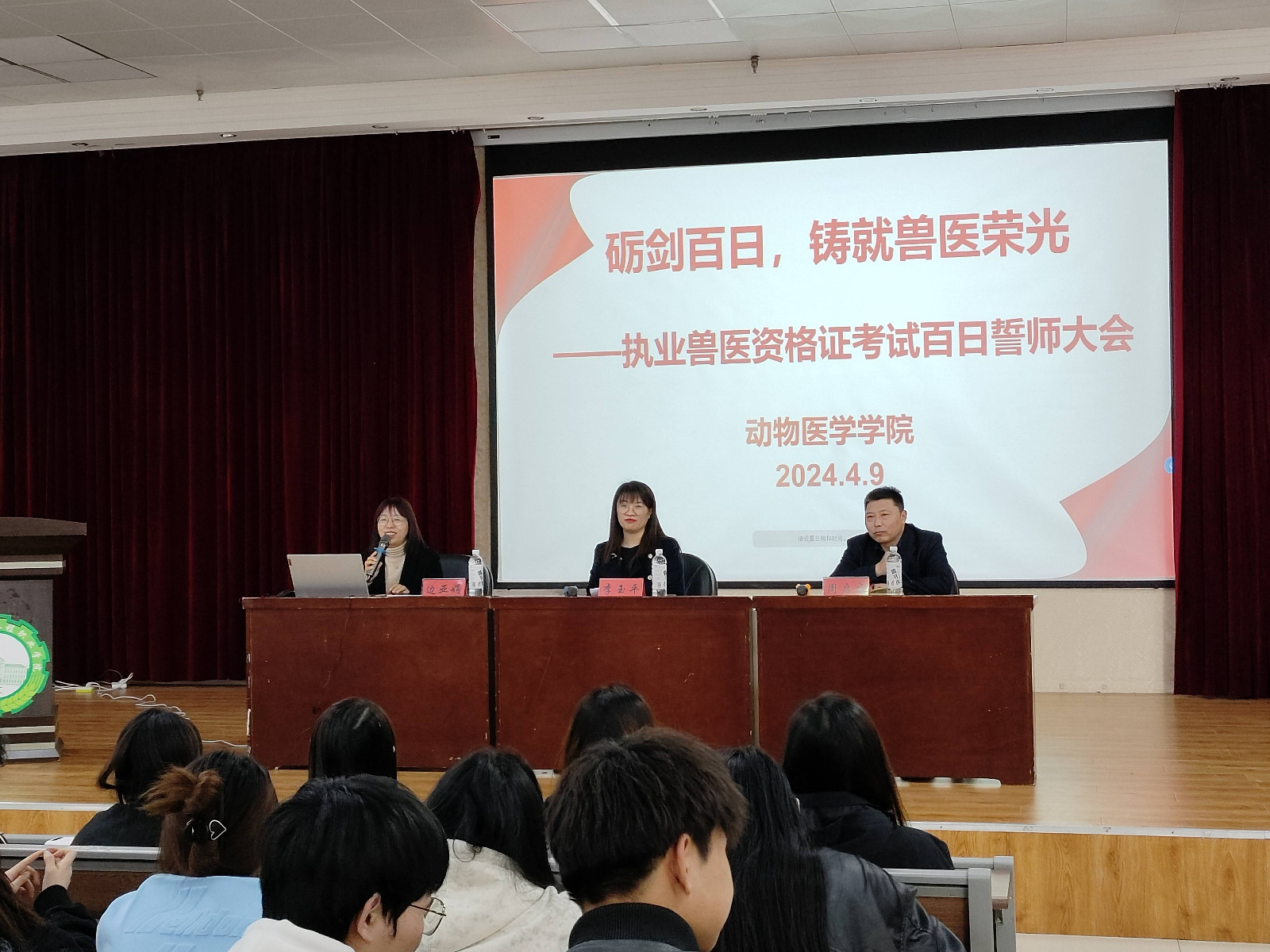 2出席领导.jpg