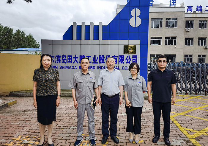 与企业领导合影.jpg 与企业领导合影.jpg
