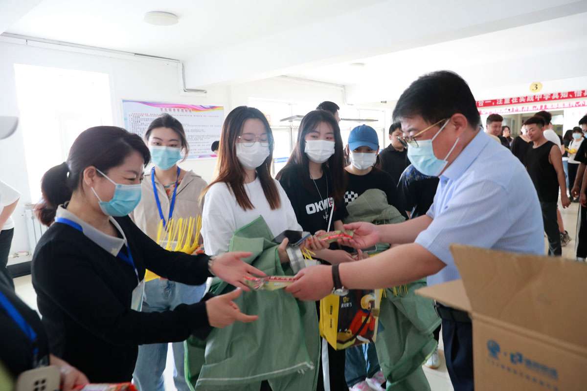 3李东阳书记慰问行李打包志愿者.JPG 3李东阳书记慰问行李打包志愿者.JPG