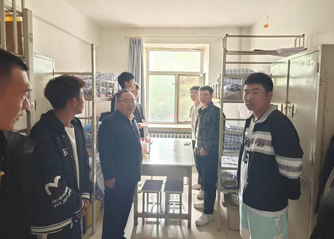 12.农业装备分院领导老师走进“一站式”学生社区送温暖.png