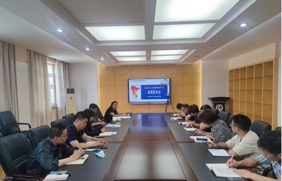 2党员认真聆听党课.png 2党员认真聆听党课.png