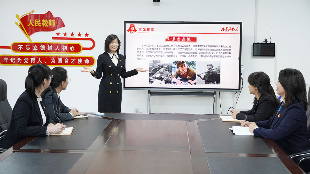 姜春兰博士进行集体备课说课1.JPG 姜春兰博士进行集体备课说课1.JPG