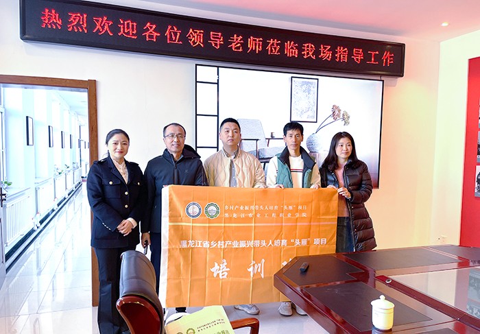 专家团队到企业帮扶指导.jpg 专家团队到企业帮扶指导.jpg