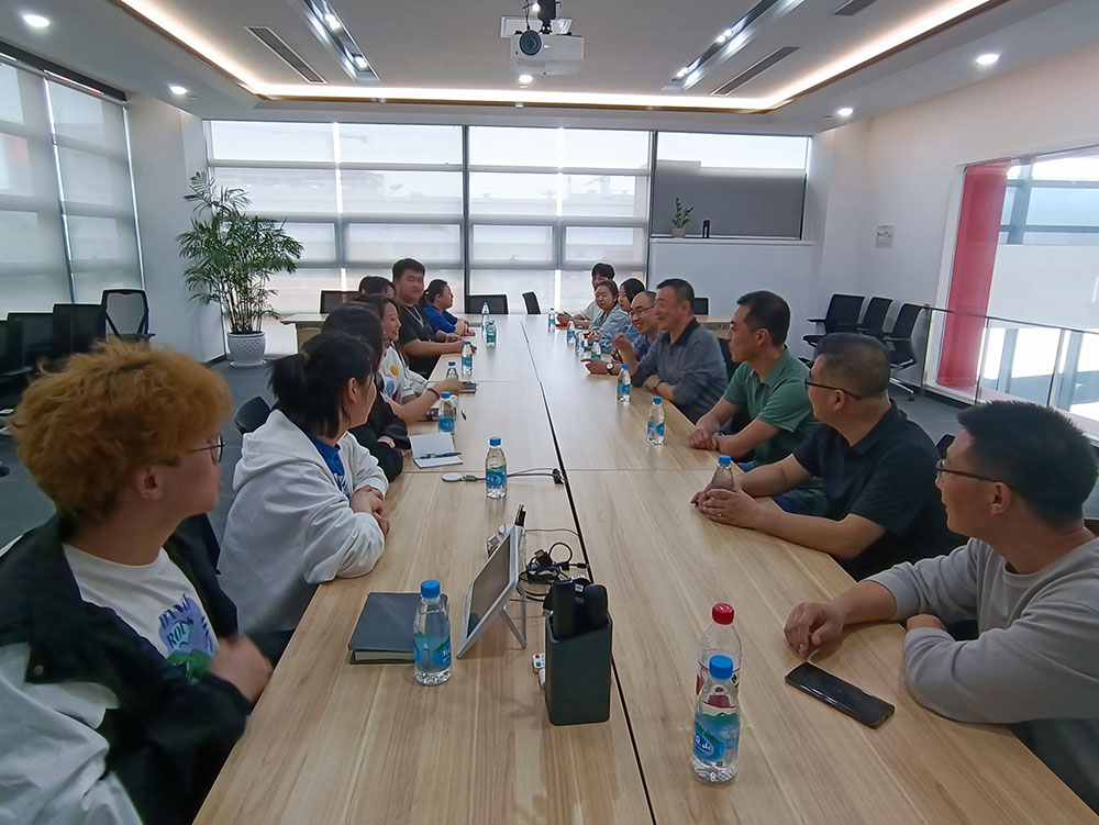 与实习就业学生座谈.jpg 与实习就业学生座谈.jpg