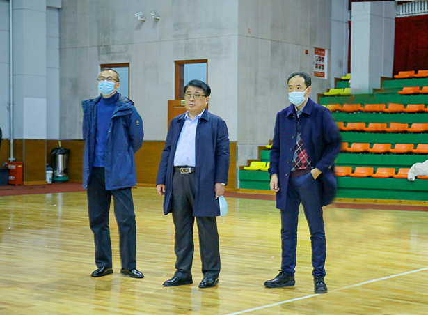 学院党委书记李东阳到现场观看比赛.jpg 学院党委书记李东阳到现场观看比赛.jpg