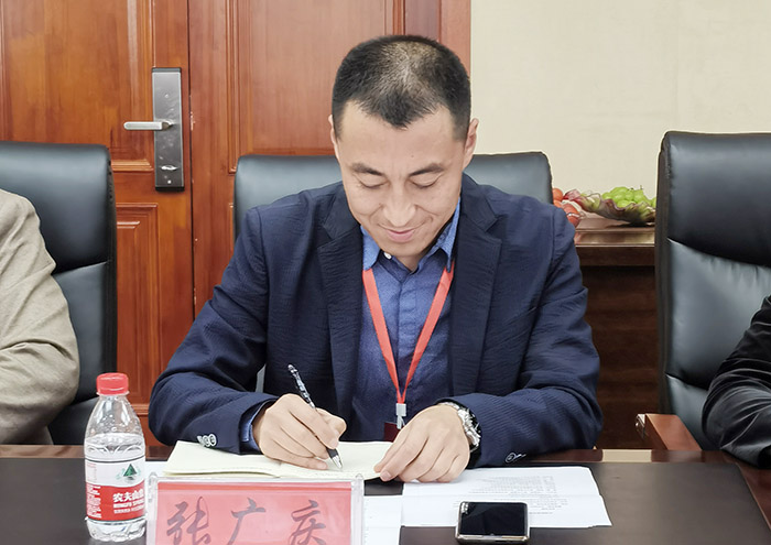 2 张广庆主持会议.jpg 2 张广庆主持会议.jpg