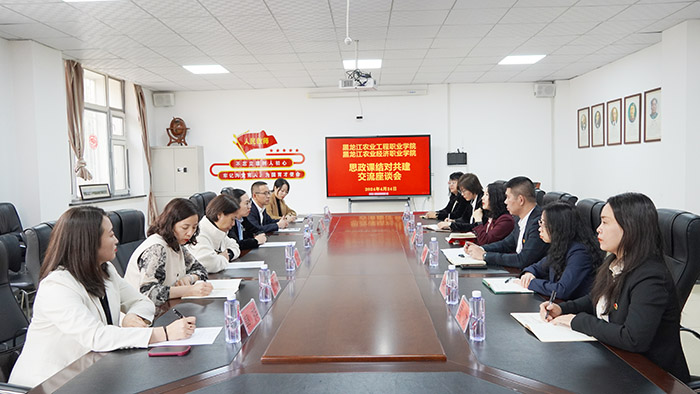 座谈会现场1.JPG 座谈会现场1.JPG