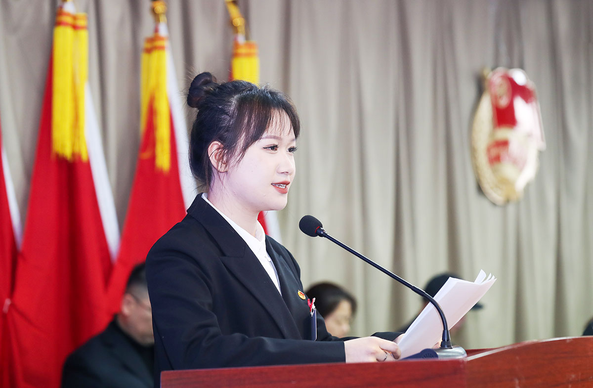 9第二十二届学生会主席团成员郝金梦做第二十二届学生会工作报告.jpg 9第二十二届学生会主席团成员郝金梦做第二十二届学生会工作报告.jpg