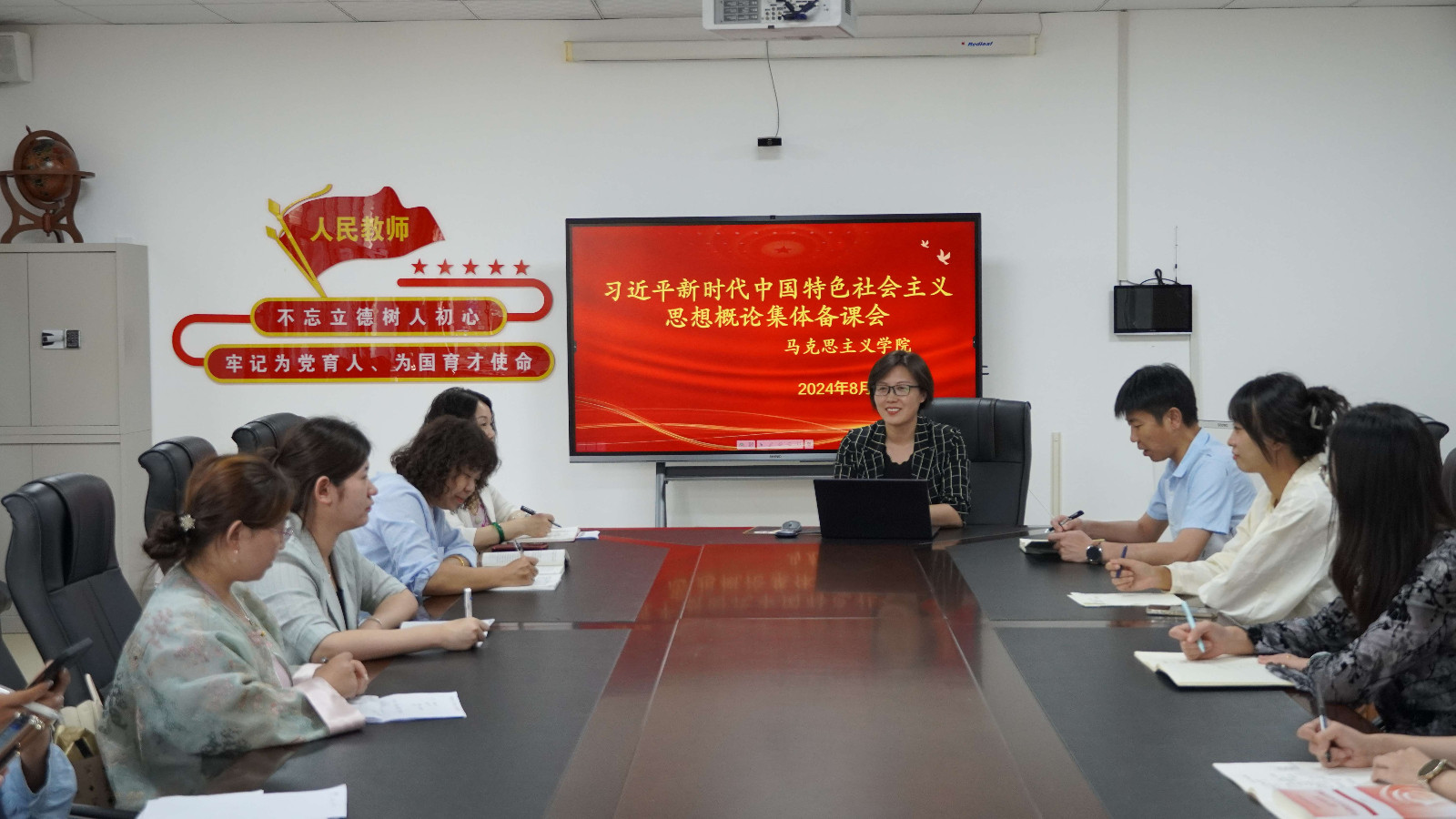 孙旭丽主任进行说课.jpg 孙旭丽主任进行说课.jpg